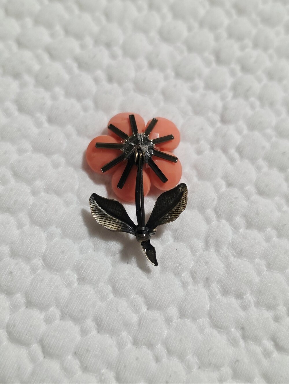 Vintage Lucite Flower, Gold Tone Brushed Metal Brooch - Picture 5 of 6